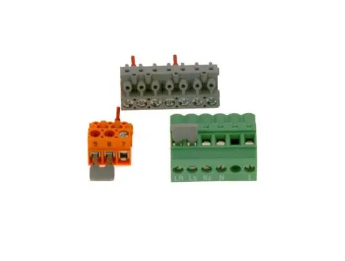 Drei unterschiedliche Steckverbinder von Bosch in orange, grau und grün, zur elektrischen Verbindung, platziert auf einem weißen Hintergrund.